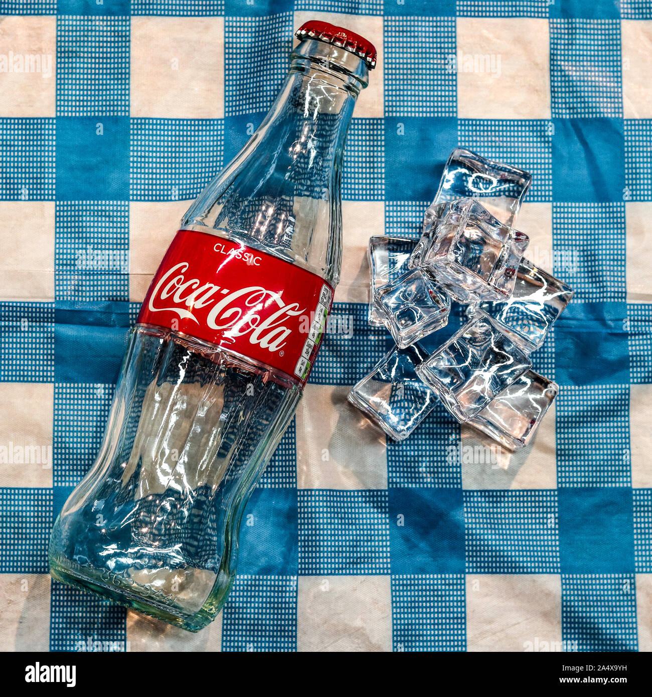 Cola Flasche neben Eiswürfel Stockfoto