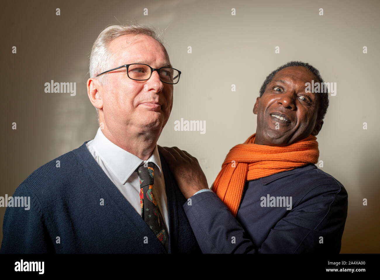 Manchester, Großbritannien. 16 Okt, 2019. Henry Normale (links) und mal Sissay vor Erscheinen an Manchester Literaturfestival. Quelle: Russell Hart/Alamy leben Nachrichten Stockfoto