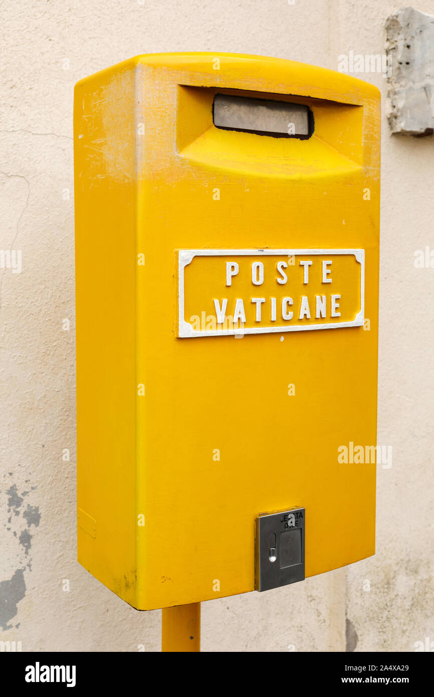 Gelbe Postbox Poste Vaticane in Vatikanstadt Stockfoto