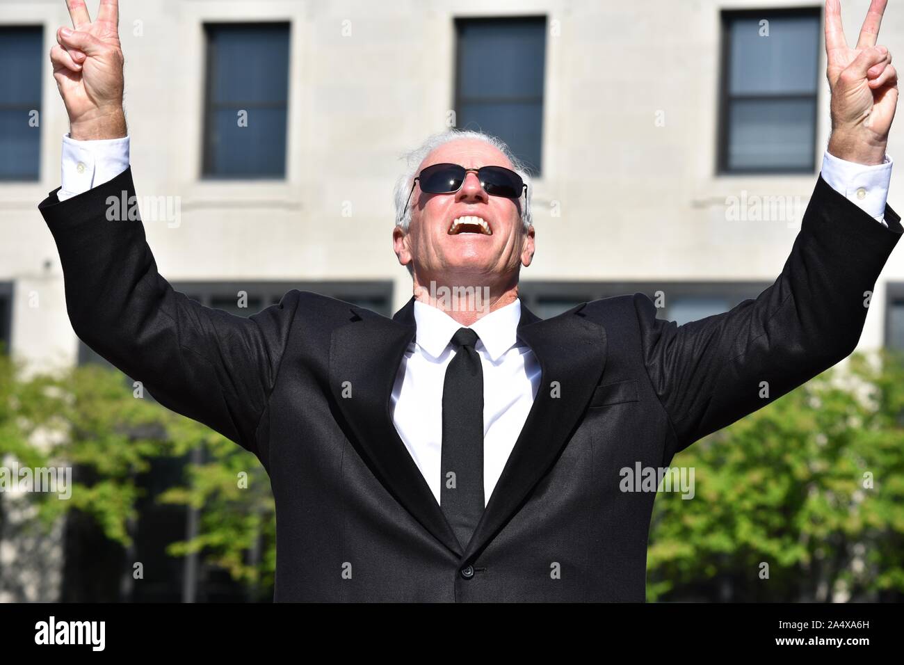Erfolgreiche politische Kandidaten tragen Anzug Stockfoto