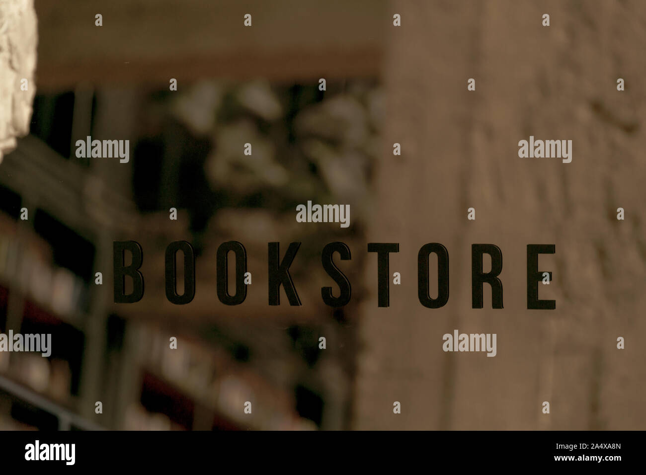 Buchhandlung mit schwarzen Buchstaben auf rustikalen spiegel oberfläche geschrieben Stockfoto
