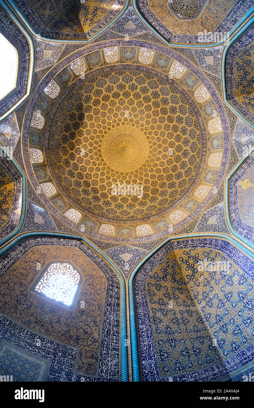 Isfahan, Iran - 1. Mai 2019: Blick auf das Interieur der Sheikh Lotfollah Moschee Kuppel, auf der Naqsh-i Jahan Square gelegen Stockfoto