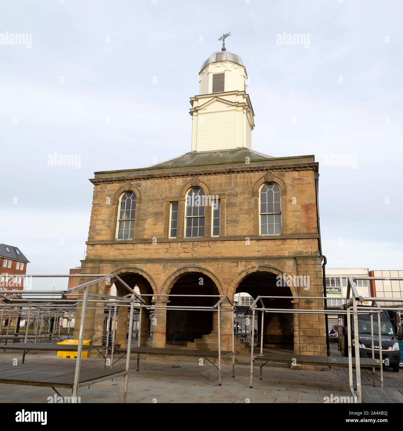 Das Alte Rathaus auf dem Marktplatz in South Shields, England. Das Gebäude stammt aus dem Jahre 1768 und wurde durch den Dekan und Kapitel von Durham gebaut. Stockfoto