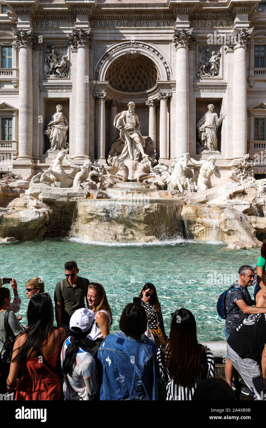 Touristen an der Fontana di Trevi (Trevibrunnen) in Rom, Italien Stockfoto