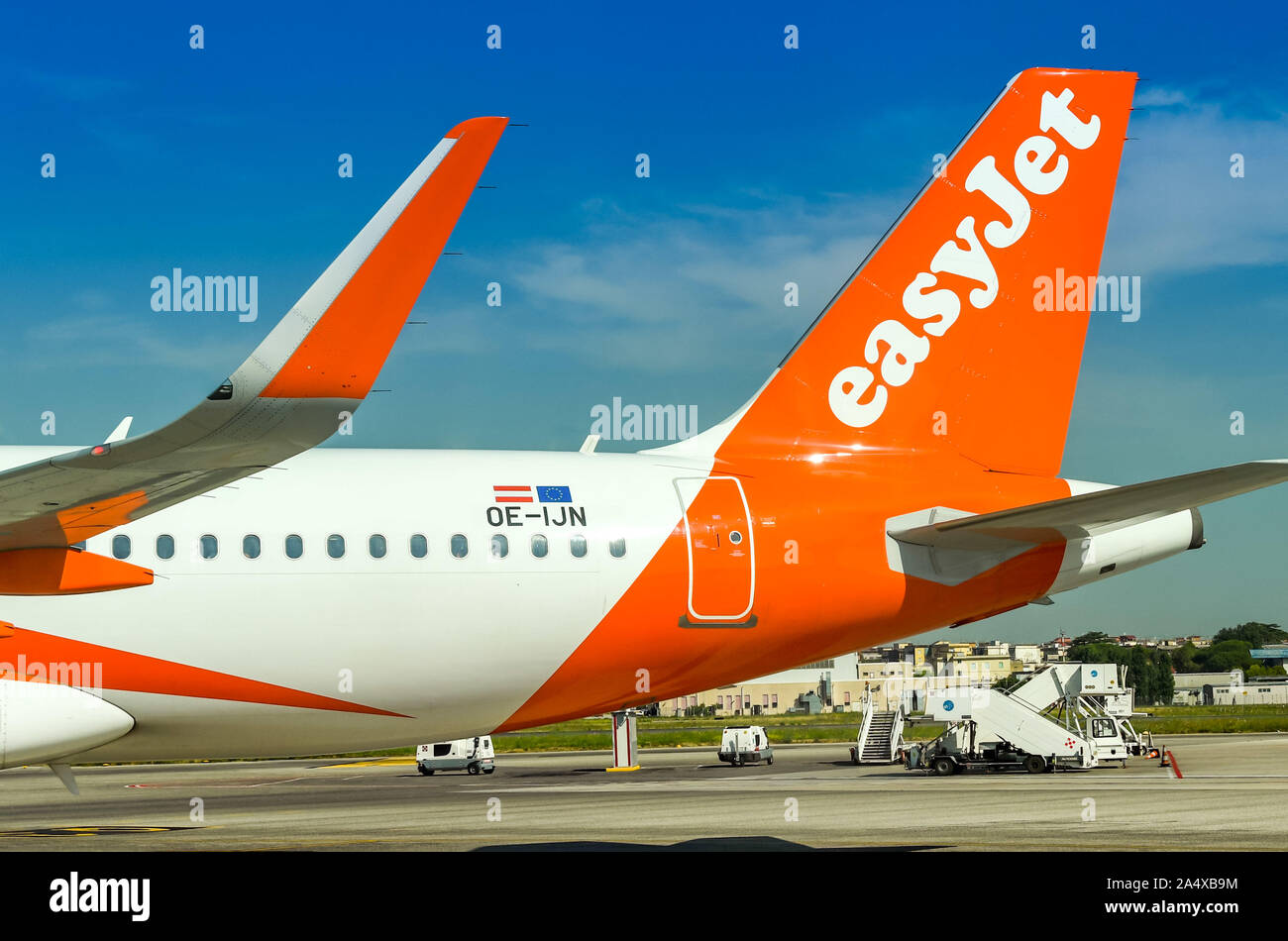Neapel, Italien - AUGUST 2019: Schwanzflosse und Winglet einer Easyjet Airbus A 320 am Flughafen Neapel. Stockfoto