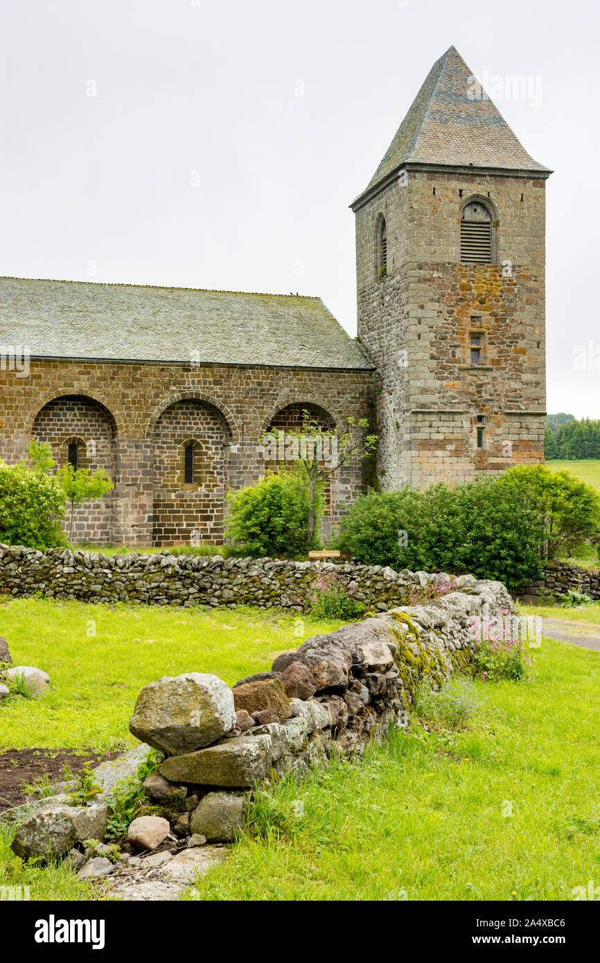 Kirche des Dorfes von Aubrac Stockfoto