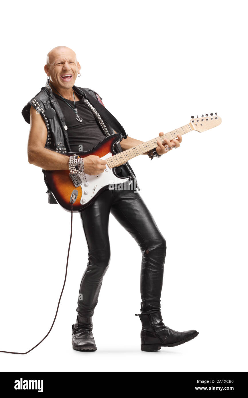 In voller Länge Porträt einer männlichen Gitarristen in Leder kleidung spielen und singen auf weißem Hintergrund Stockfoto