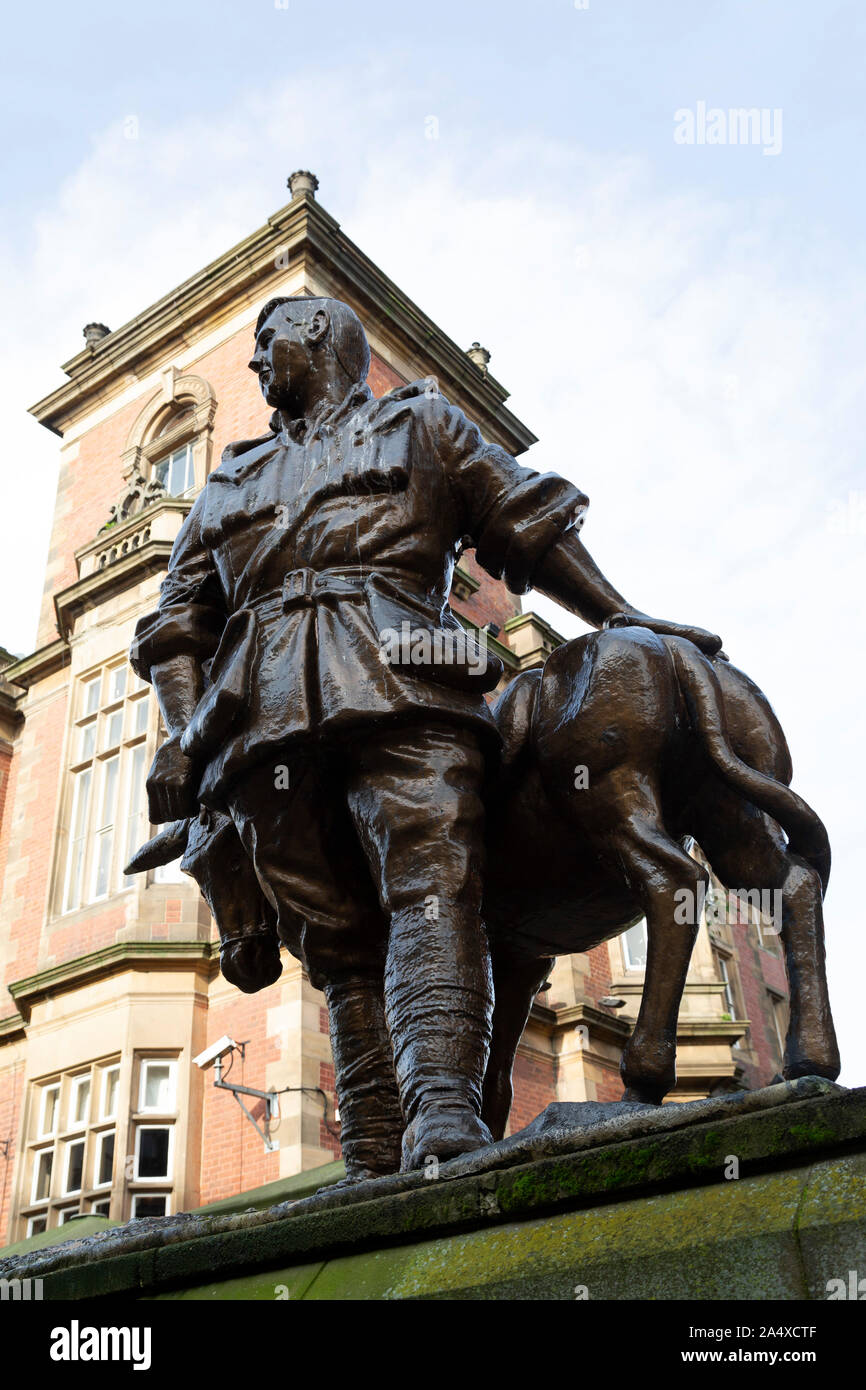 Statue von John Simpson Kirkpatrick in South Shields, England. Kirkpatrick war bekannt als "der Mann mit dem Esel" bekannt und rettete mehr als 300 so Stockfoto