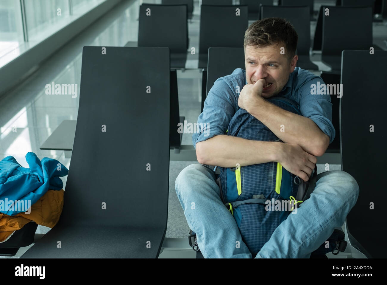 Jungen kaukasischen Mann am Flughafen und wartet auf seine Ebene betrachten die windoe Stockfoto