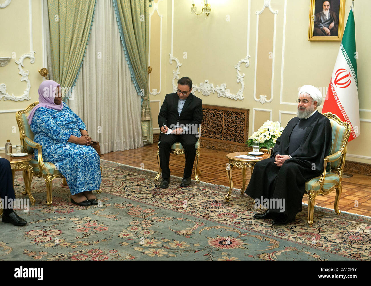 Teheran, Iran. 16 Okt, 2019. Der iranische Präsident Hassan Ruhani (R) trifft sich mit Besuch der südafrikanische Minister für Internationale Beziehungen und Zusammenarbeit Naledi Pandor (L) im Präsidentenpalast in Teheran, Iran, am Okt. 16, 2019. Credit: Ahmad Halabisaz/Xinhua/Alamy leben Nachrichten Stockfoto