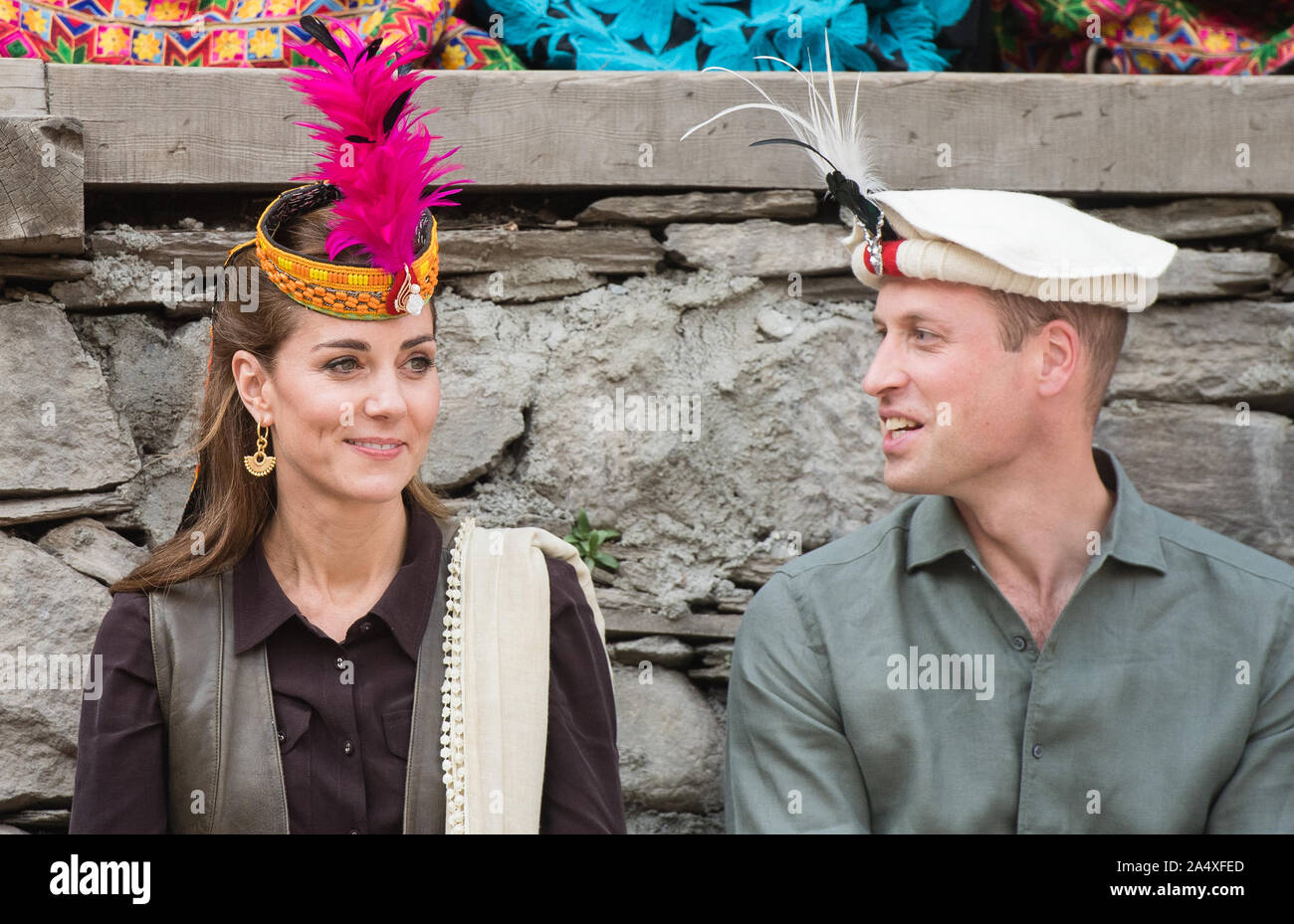 Der Herzog und die Herzogin von Cambridge, die während eines Besuchs auf eine Regelung der Kalash Menschen in Chitral, Pakistan am dritten Tag der königlichen Besuch des Landes. PA-Foto. Bild Datum: Mittwoch, den 16. Oktober 2019. Siehe PA Geschichte ROYAL Tour. Photo Credit: Samir Hussein/PA-Kabel Stockfoto