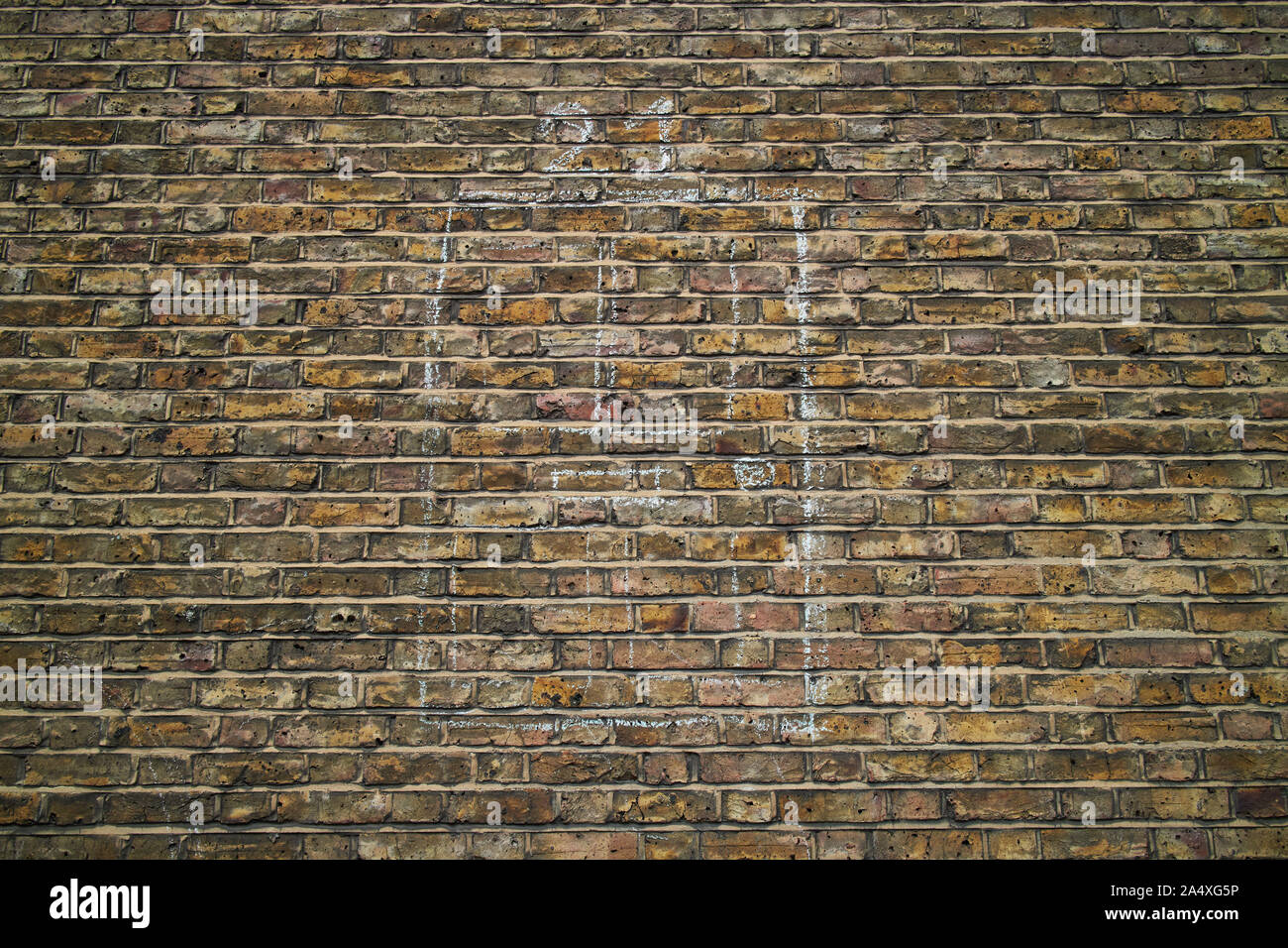 Mit Blick auf einen alten gelben und braunen Wand mit Tür auf Sie mit Kreide gezeichnet. Stockfoto