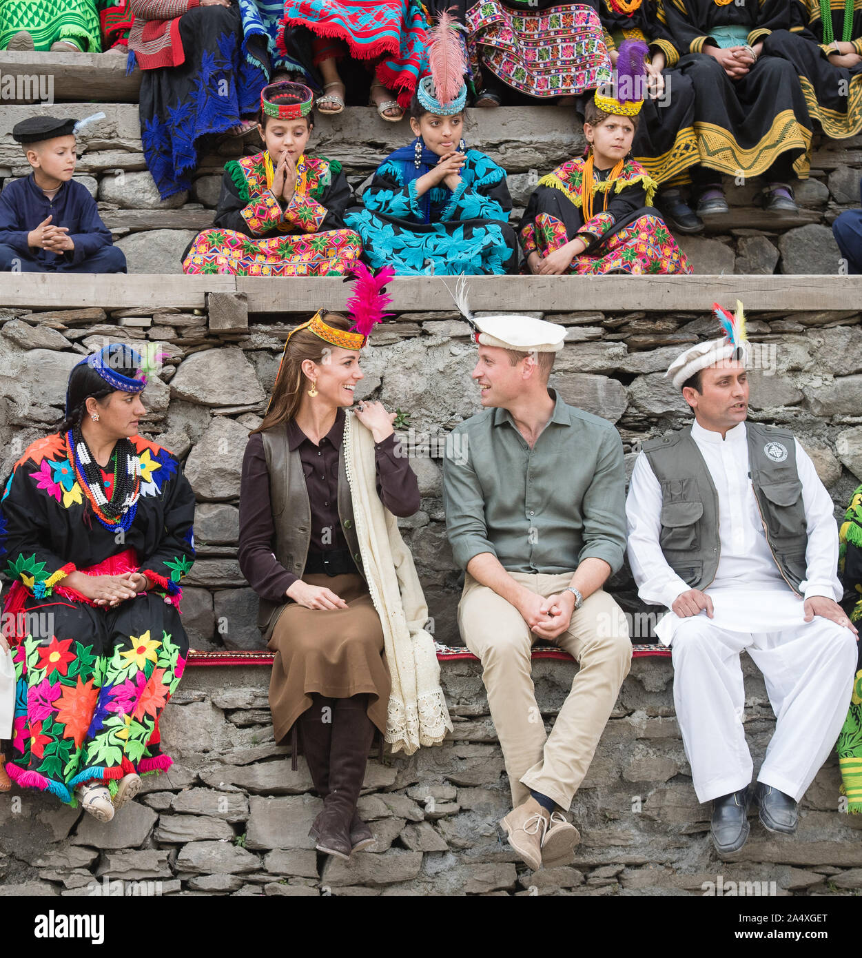 Der Herzog und die Herzogin von Cambridge, die während eines Besuchs auf eine Regelung der Kalash Menschen in Chitral, Pakistan am dritten Tag der königlichen Besuch des Landes. PA-Foto. Bild Datum: Mittwoch, den 16. Oktober 2019. Siehe PA Geschichte ROYAL Tour. Photo Credit: Samir Hussein/PA-Kabel Stockfoto