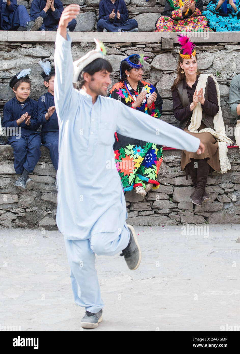 Die Herzogin von Cambridge, die während eines Besuchs auf eine Regelung der Kalash Menschen in Chitral, Pakistan am dritten Tag der königlichen Besuch des Landes. PA-Foto. Bild Datum: Mittwoch, den 16. Oktober 2019. Siehe PA Geschichte ROYAL Tour. Photo Credit: Samir Hussein/PA-Kabel Stockfoto