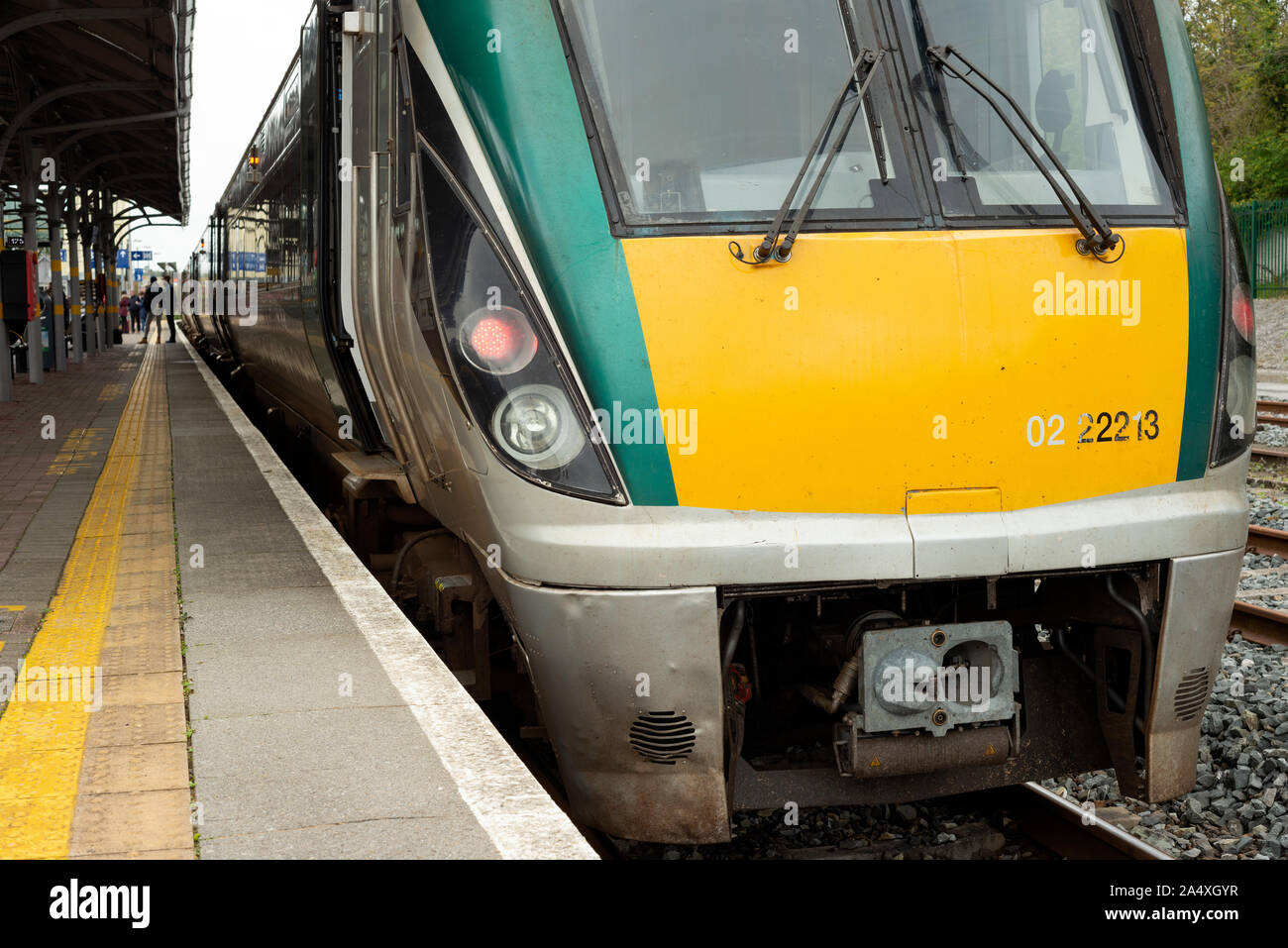Iarnród Éireann irischer Bahnzug am Bahnhof Mallow Irland. Irish Rail 22000-Klasse Diesel-Mehrfacheinheit oder DMU-Lok im Einsatz Stockfoto