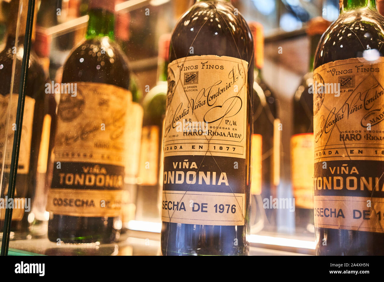 Eine Sammlung von alten rioja Rotweine aus Viña Tondonia gehalten in Vitrinen im Restaurant von Victor Montes jatetxea in der Altstadt von Bilbao Stockfoto