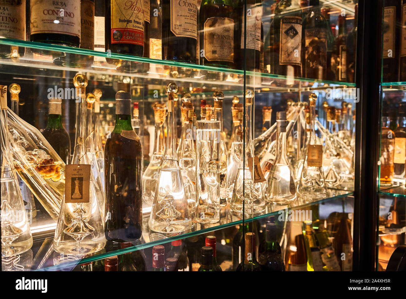 Eine Sammlung von alten Weinen und Spirituosen in Vitrinen im Restaurant  von Victor Montes jatetxea in der Altstadt von Bilbao gehalten  Stockfotografie - Alamy