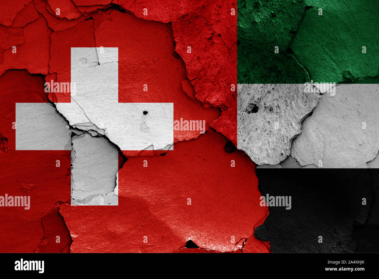Flaggen der Schweiz und der Vereinigten Arabischen Emirate auf gerissene Wand gemalt Stockfoto
