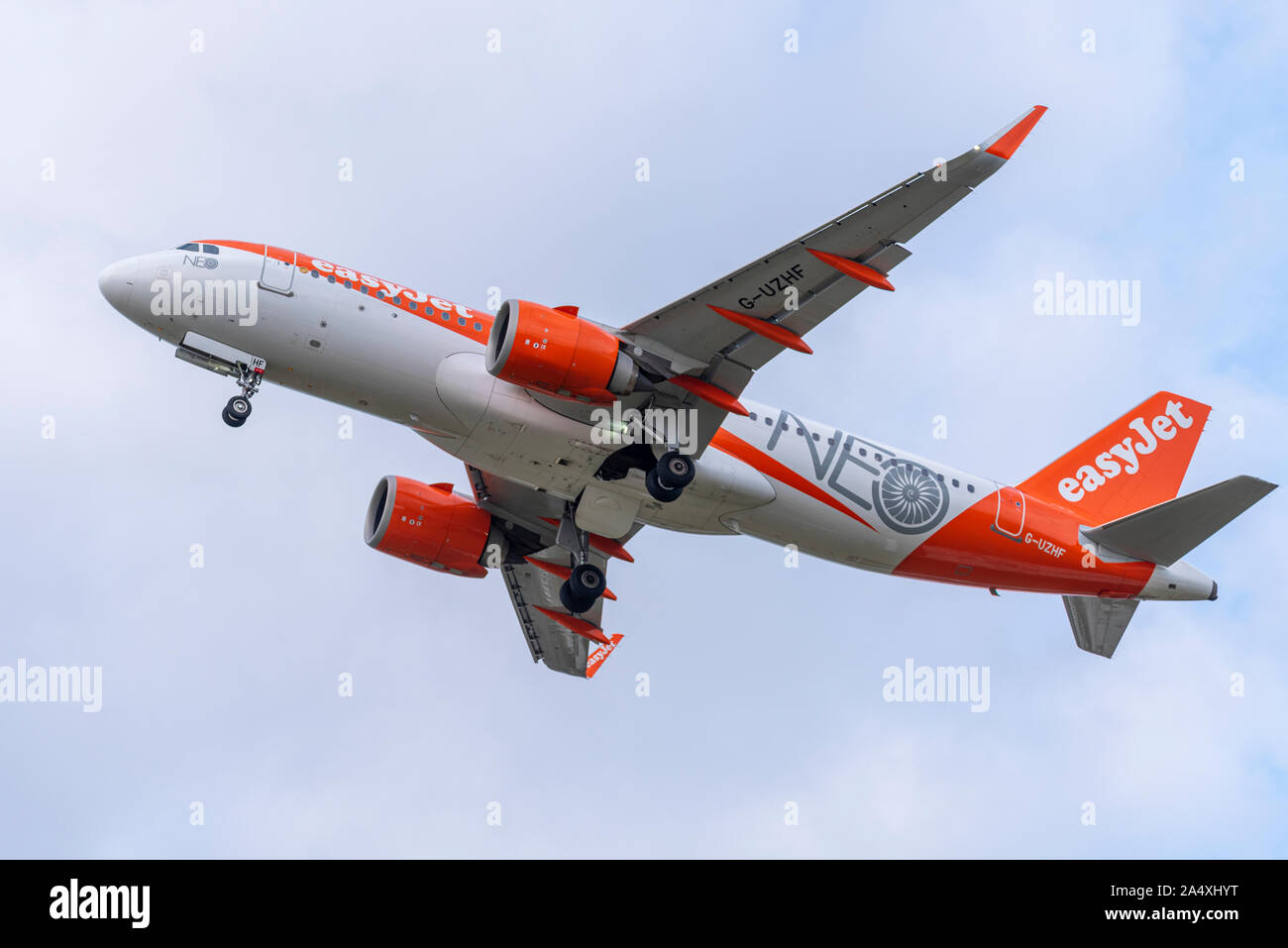 EasyJet Airbus A320 NEO Jet Flugzeug G-UZHF startet am Flughafen London Southend, Southend on Sea, Essex, Großbritannien Stockfoto