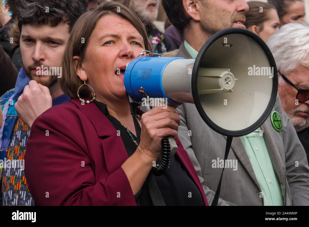 London, Großbritannien. 16. Oktober 2019. Grüne Europaabgeordnete Ellie Chowns verhaftet verteidigen das Recht auf friedliche Proteste der Bevölkerung in Trafalgar Square am Montag. Notfall Protest in Trafalgar Square verteidigt bürgerliche Freiheiten und das Recht auf nach London Polizei Protest entschieden, dass sogar zwei Leute stehen überall in London befürwortet Maßnahmen zur Bekämpfung des Klimawandels ist eine illegale Versammlung, und der Montag im Queen's Rede hatten keine Antwort auf die Klima & ökologische Not. Nach dem Protest einiger setzte sich in Whitehall und wurden festgenommen, darunter George Monbiot. Peter Marshall / alamy Leben Nachrichten Stockfoto