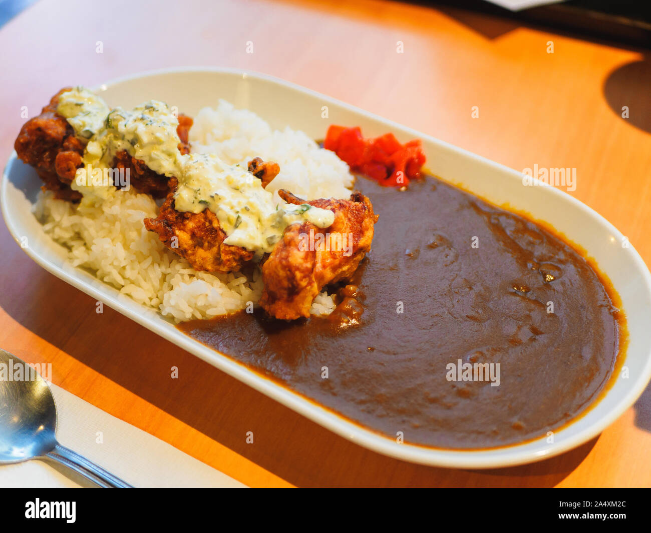 Japanische karaage Chicken Curry mit Reis garniert mit Gari Ingwer und Sauce Tartar. Stockfoto