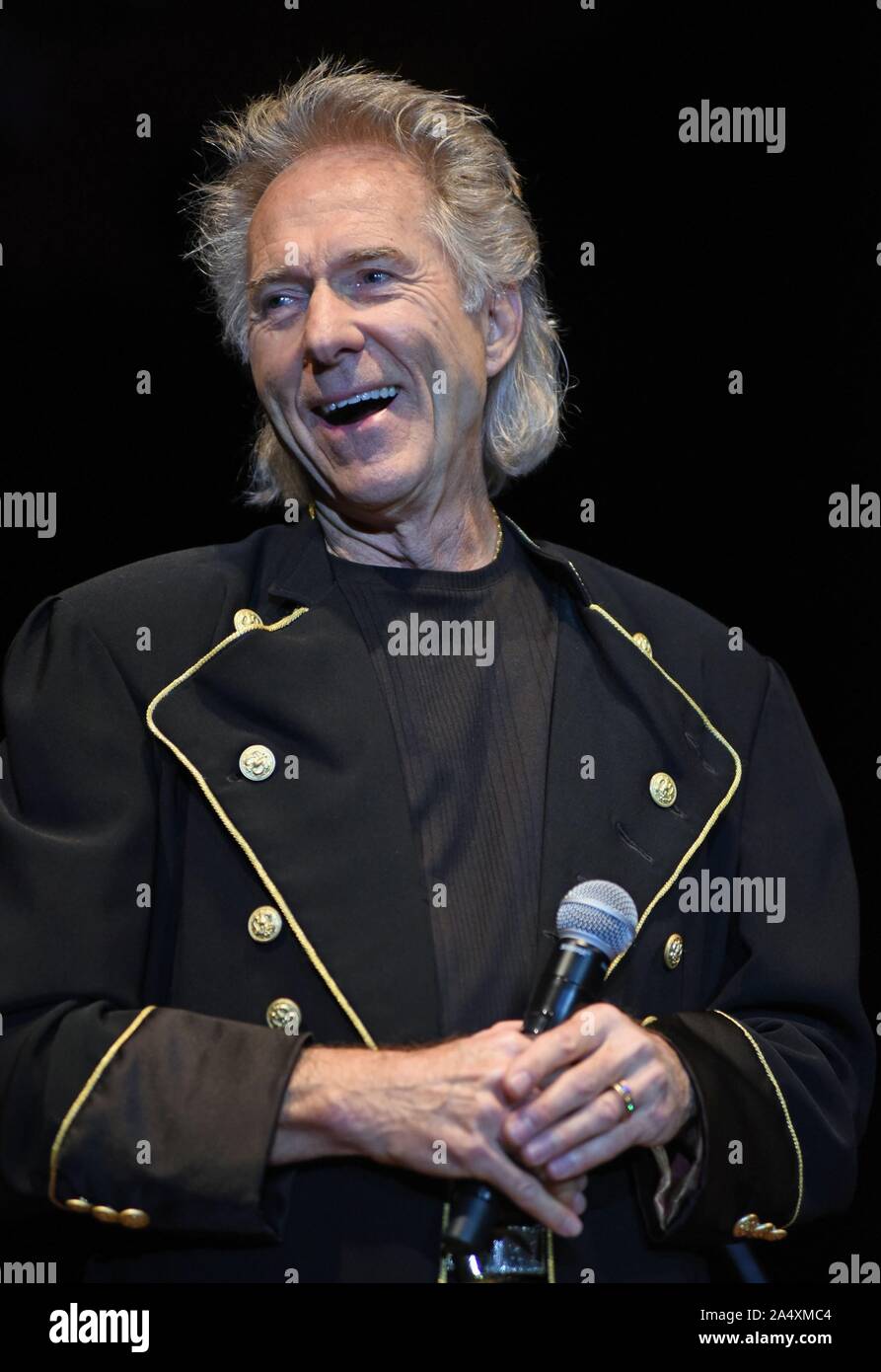 Hiawassee, GA, USA. 16 Okt, 2019. Gary Puckett auf der Bühne für Gary Puckett und Union Lücke im Konzert, Anderson Music Hall, Georgia Mountain Fairgrounds, Hiawassee, GA, 16. Oktober 2019. Credit: Derek Sturm/Everett Collection/Alamy leben Nachrichten Stockfoto