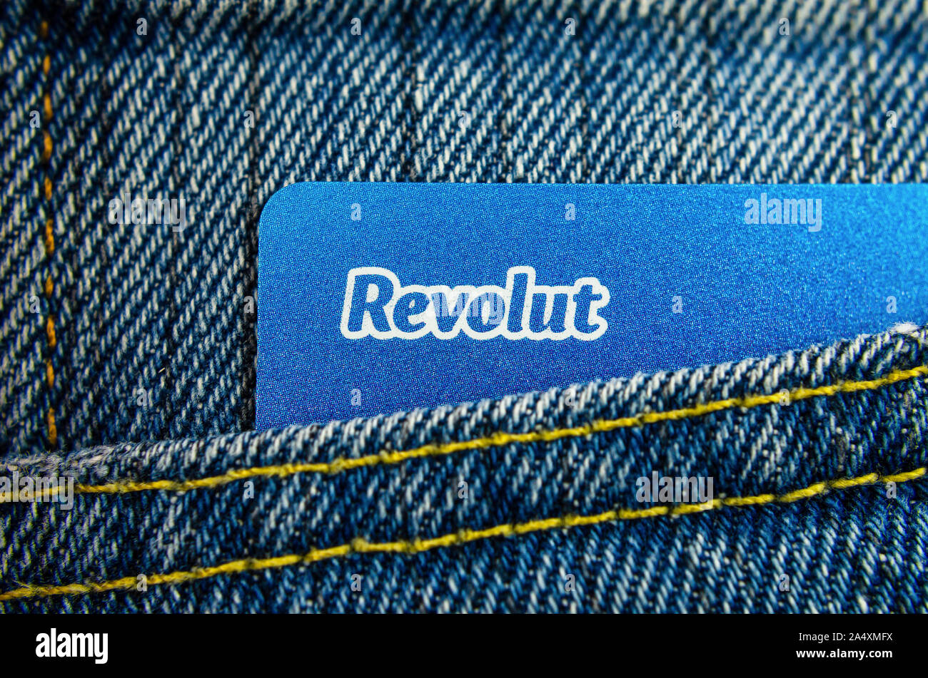 Revolut Bank Card in die Jeans Tasche. Makro Foto. Stockfoto