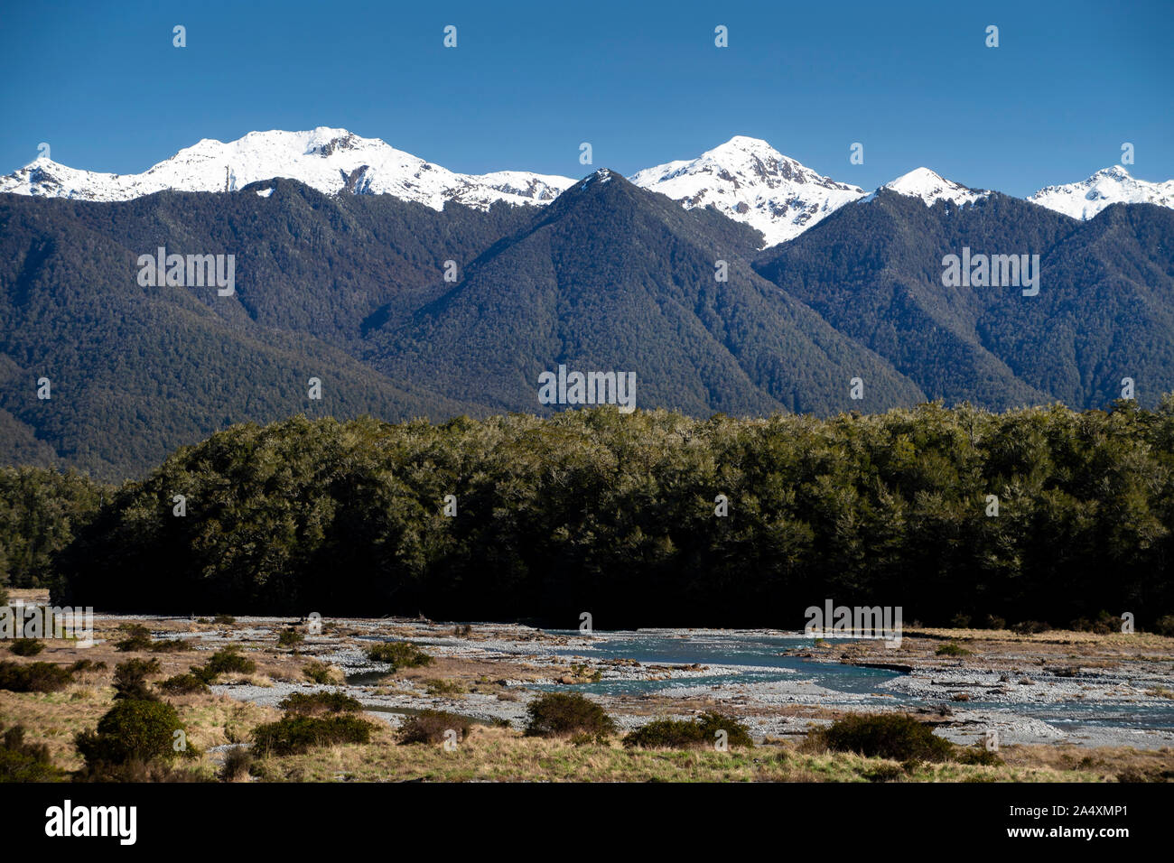 Berge und einheimischen Busch hinter der Wicklung Maruia River, in der Nähe von Lewis Pass, West Coast, Neuseeland Stockfoto