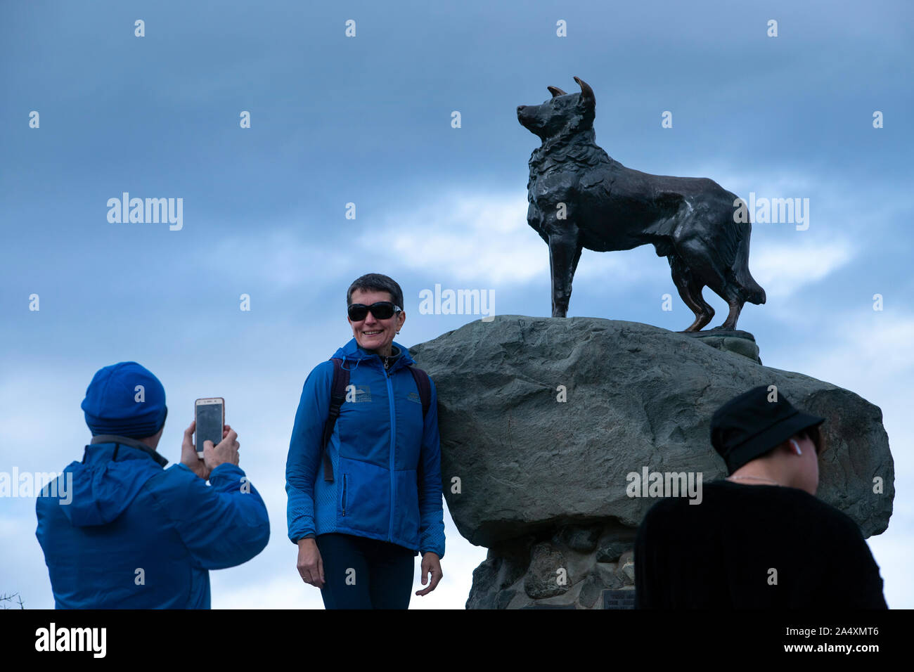 Touristen an der Schäferhund Statue, Lake Tekapo, Neuseeland Stockfoto