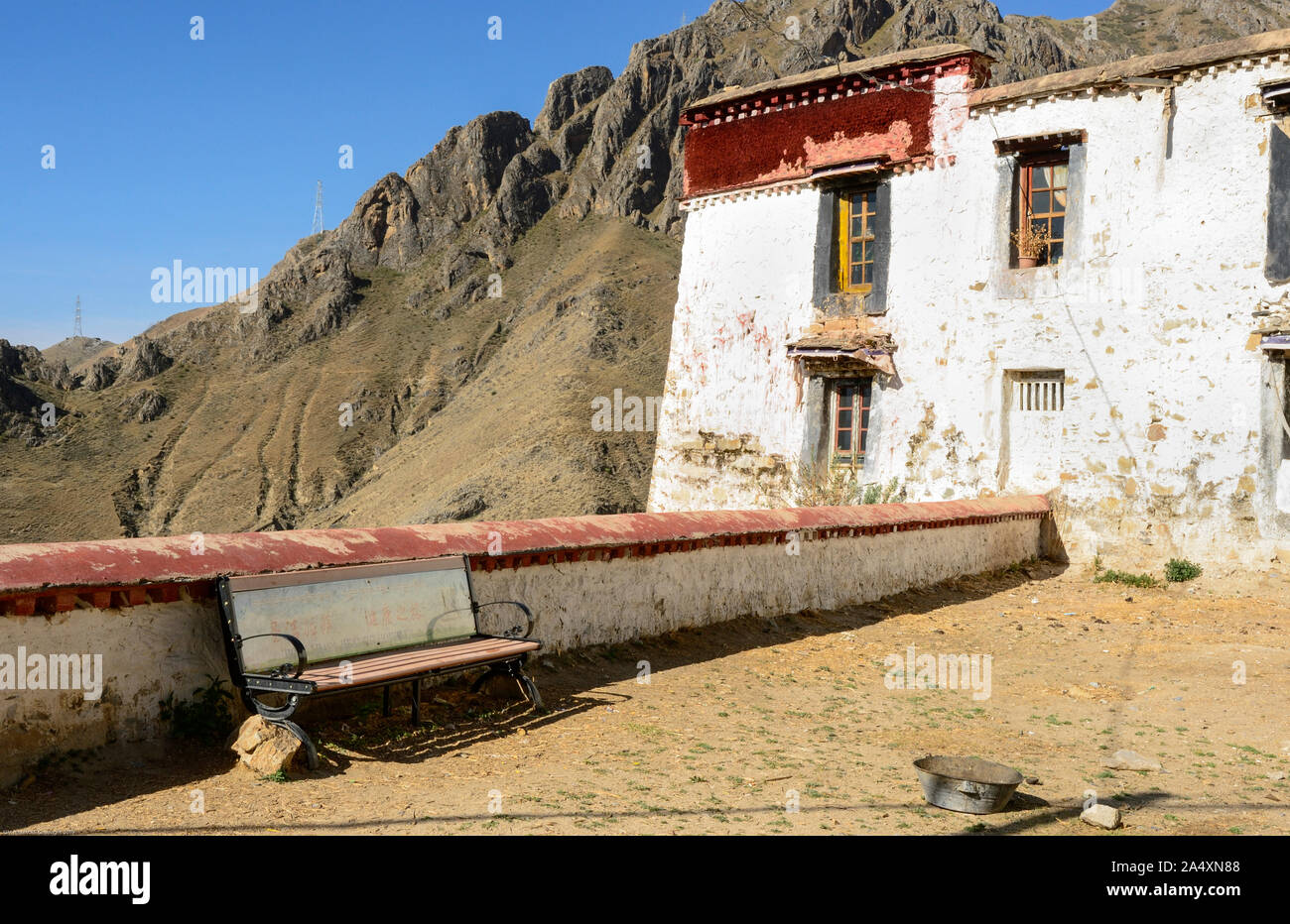 Eine Bank erwartet einen Sucher der Einsamkeit im Kloster Drepung in Lhasa, Tibet. Stockfoto