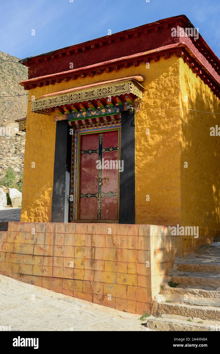 Ein helles gelbes Gebäude bringt Farbe in Drepung Kloster in Lhasa, Tibet. Stockfoto