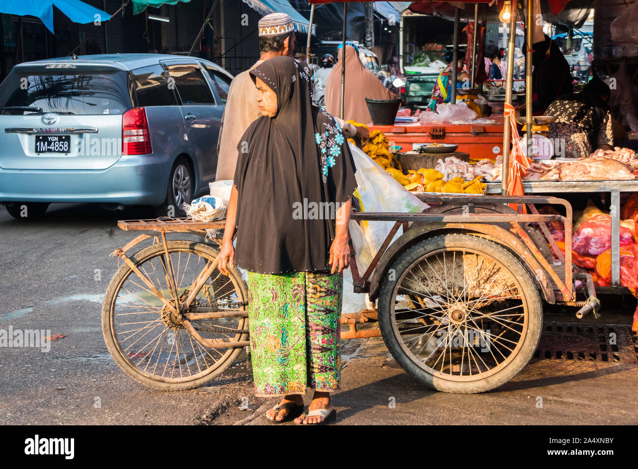 Mae Sot, Thailand - 3. Februar 2019: muslimische Frau warten, die Straße zu überqueren. Es gibt keine ethnischen Gruppen in der Stadt. Stockfoto