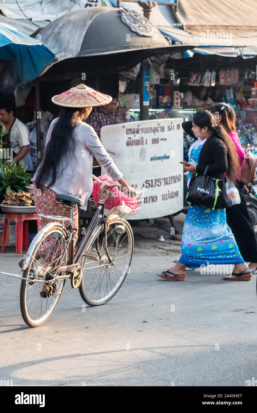 Mae Sot, Thailand - 3. Februar 2019: burmesische Frau auf dem Fahrrad. Es gibt keine ethnischen Gruppen in der Stadt. Stockfoto