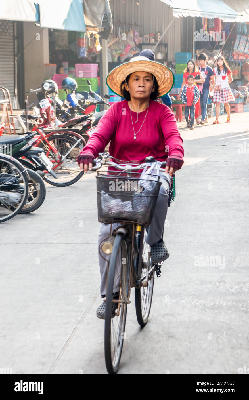 Mae Sot, Thailand - 3. Februar 2019: Frau auf dem Fahrrad auf der Straße. Es gibt keine ethnischen Gruppen in der Stadt. Stockfoto