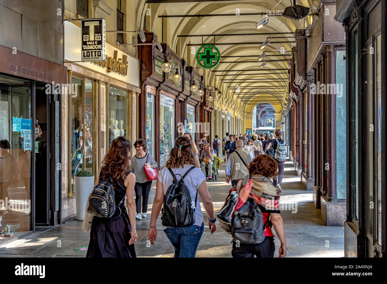 Leute gehen durch den eleganten Säulengang, der entlang der Piazza Carlo Felice in Turin, Italien verläuft Stockfoto