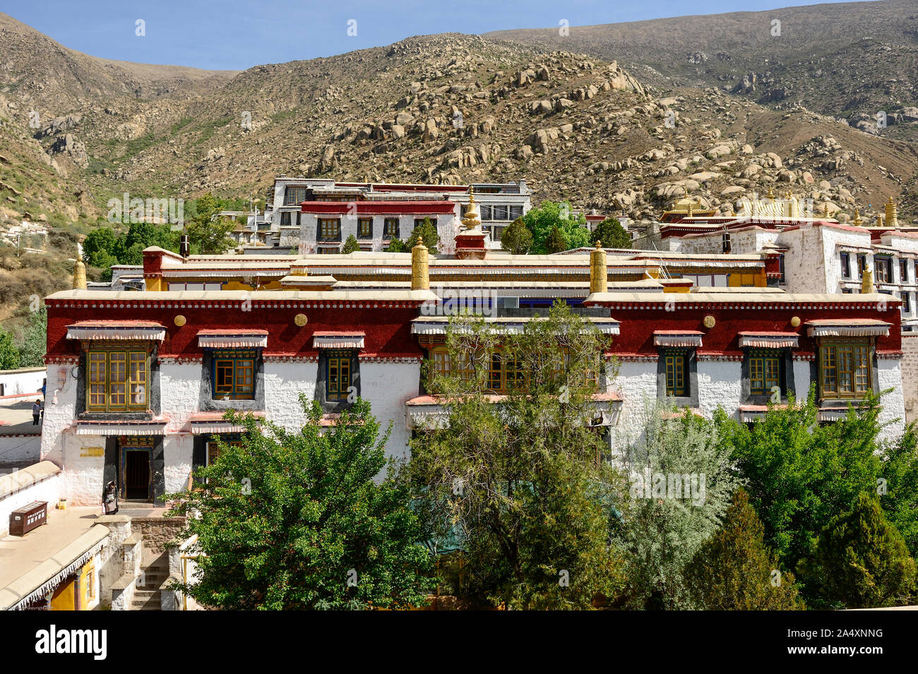 Gegen eine Himalayan Berghang gelegen, Deprung Kloster ist ein Knotenpunkt des Tibetischen Buddhismus Bildung Seit dem 14. Jahrhundert. Stockfoto