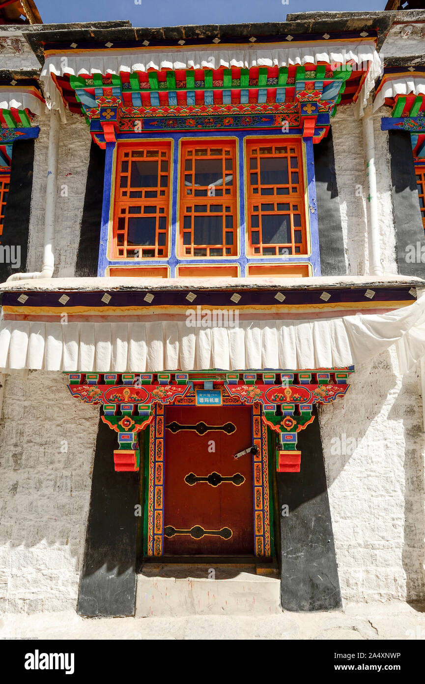 Eine bunt bemalte Fenster und Türen in der traditionellen Architektur schmücken die Deprung Kloster in Lhasa, Tibet. Stockfoto