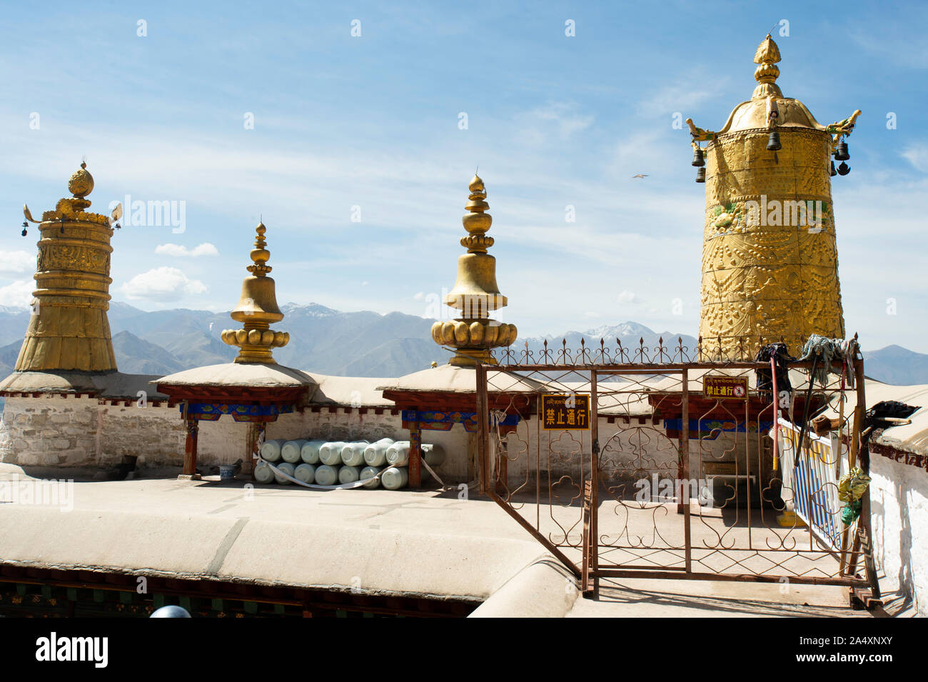 Die terrasse Dach des Deprung Kloster bietet einen Panoramablick auf die Berge des Himalaja in Lhasa, Tibet. Stockfoto