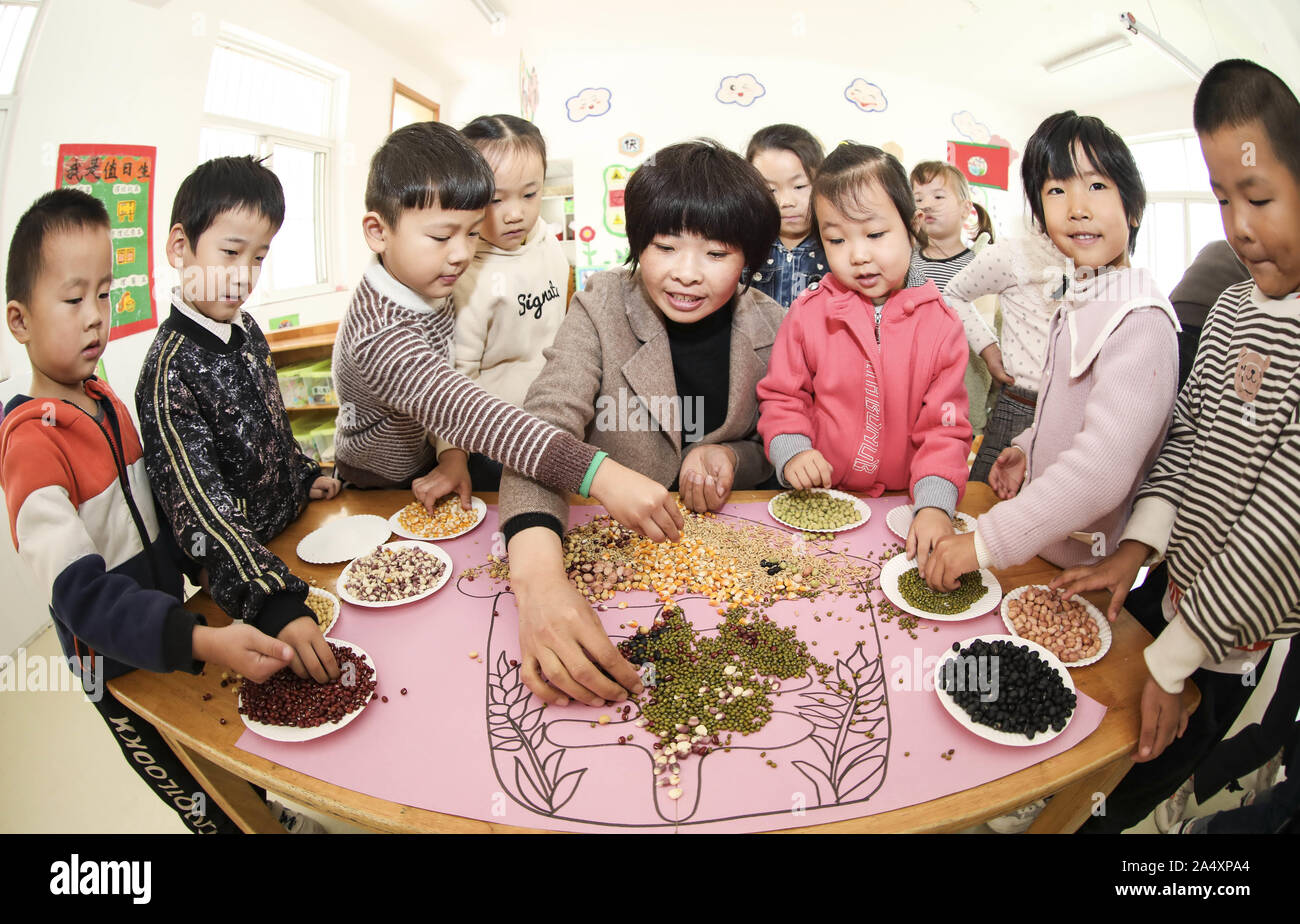 Jiangsu, Zhejiang, China. 17 Okt, 2019. Jiangsu, China - Oktober 16, 2019 ist der Welternährungstag. Im Kindergarten von huaiyin Experimentelle Grundschule in Huaian, Provinz Jiangsu, die Tätigkeit der ''wtoabkommen Korn von mir'' durchgeführt wurde. Die Kinder gingen in das Feld bis Reis Ohren zu holen, wissen die fünf Körner, erleben Sie die Nöte der Landwirte, die Getreide, pflegen und hegen, Korn von mir und gute Gewohnheiten von nun an. Credit: SIPA Asien/ZUMA Draht/Alamy leben Nachrichten Stockfoto