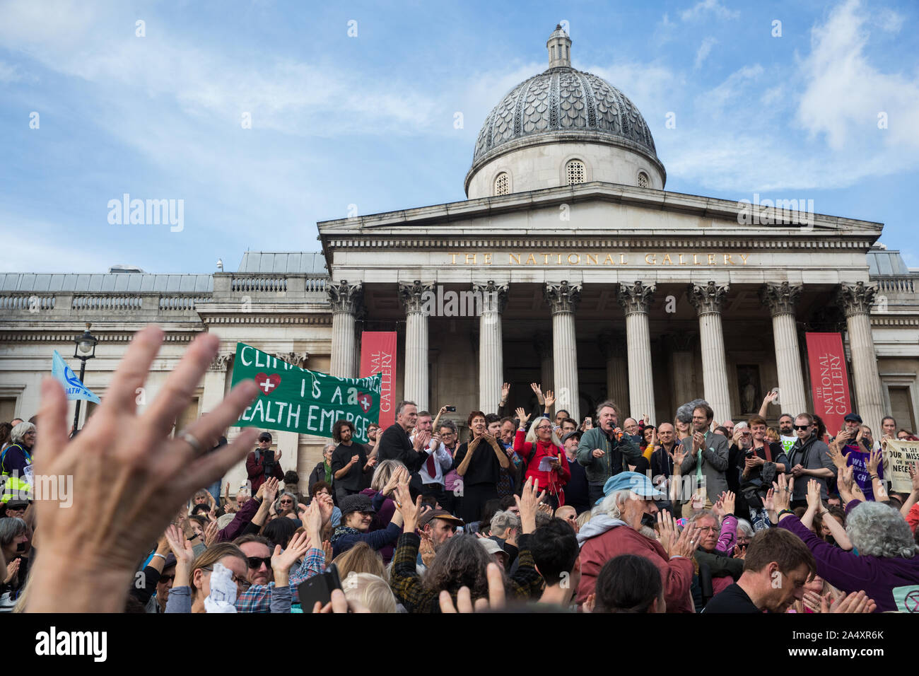 London, Großbritannien. 16. Oktober, 2019. Jamie Kelsey Fry, Redakteur bei der Neuen internationalistischen, Adressen Hunderte von Aussterben Rebellion Klima Aktivisten trotzt der Metropolitan Police Verbot Aussterben Rebellion Herbst Aufstand Proteste in London unter Abschnitt 14 der öffentlichen Ordnung von 1986 durch die Teilnahme an ein Recht auf Protest Montage auf dem Trafalgar Square. Credit: Mark Kerrison/Alamy leben Nachrichten Stockfoto