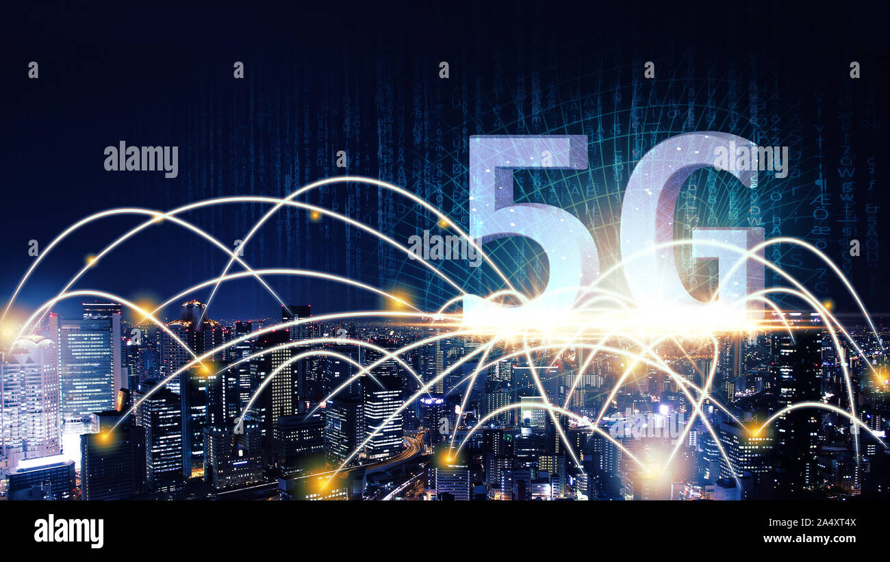 Luftbild Stadt bei Nacht und 5G-Netzwerk Technologie Konzepte Stockfoto