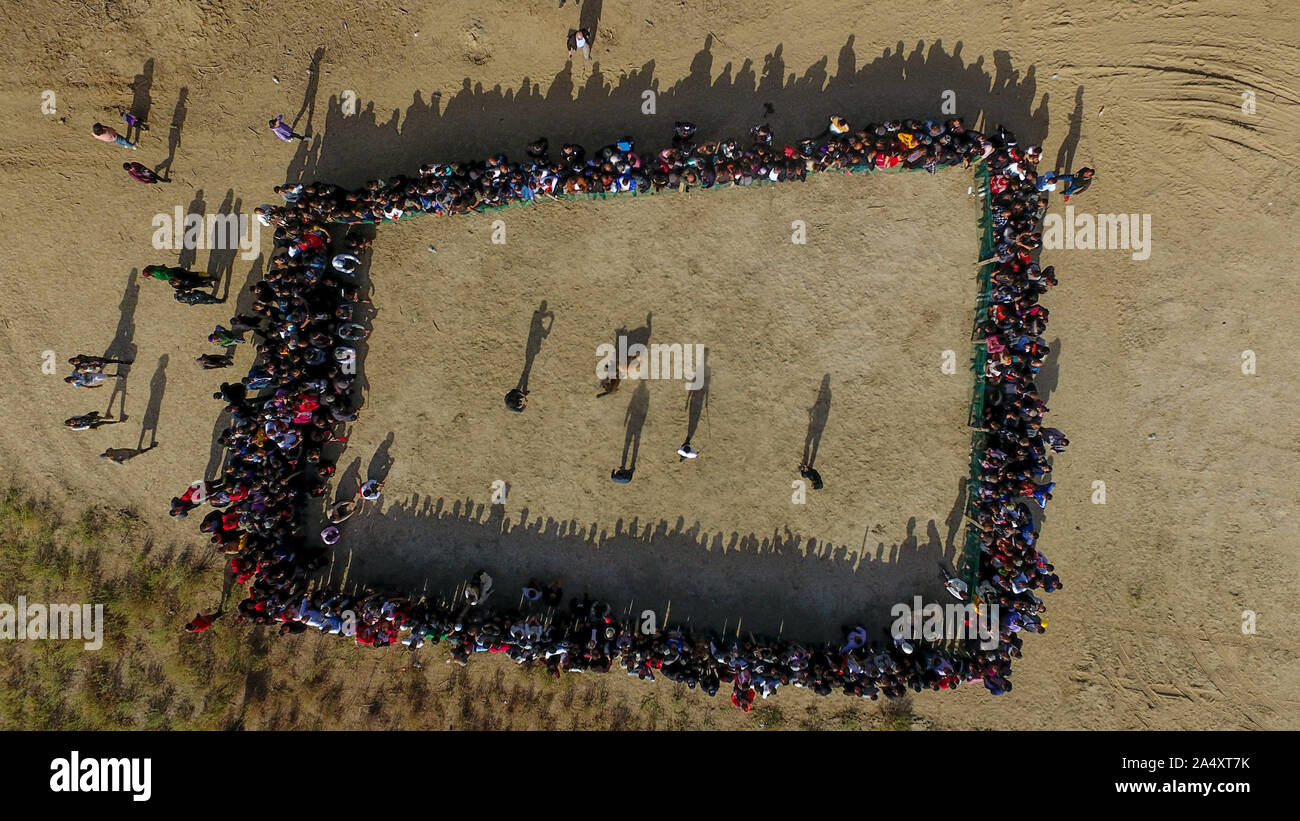 Xinjiang, China. 16 Okt, 2019. Eine Reihe von Aktivitäten wurden in Kuqa Grafschaft gehalten, Provinz Xinjiang unter dem Thema "in der Liebe mit euphrate Pappel Ã'Â· bunte qiuci'' fallen. In der Grafschaft Tarim Gemeinde Hu Yang Lin malerischen Ort, verschiedene Programme und Aktivitäten wie Flash Mob, Junggesellenabschied, Hundekämpfe und Tanzen wurden inszeniert. 25 Paare auf ihrer Hochzeit Kleider und ging der rote Teppich für eine Gruppe Hochzeit. Credit: ZUMA Press, Inc./Alamy leben Nachrichten Stockfoto