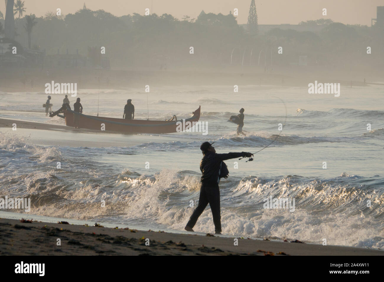 Balinesische Fischer in Canggu Beach Brandungsangeln in Bali. Stockfoto