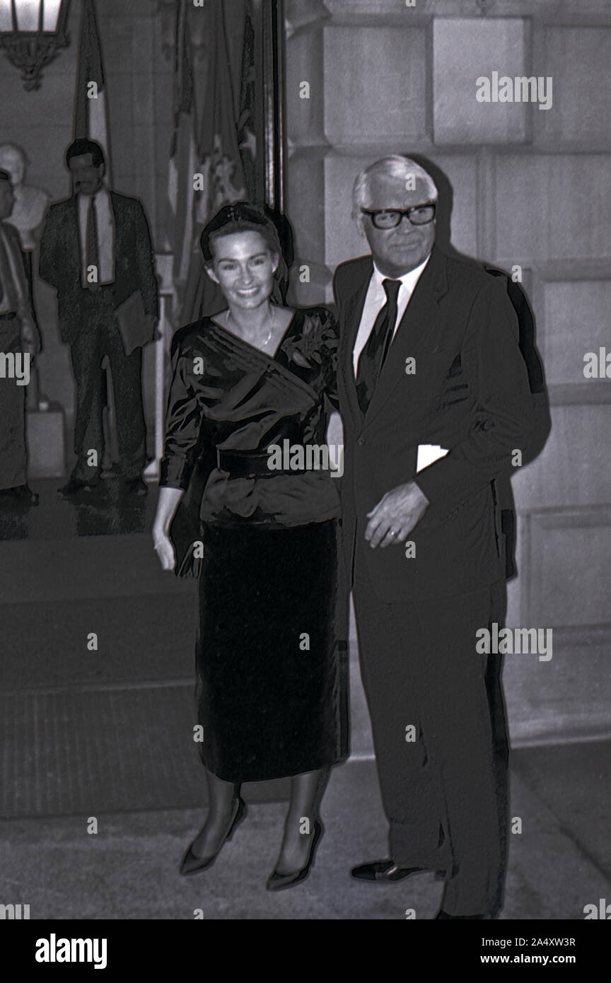 Washington DC, USA, 18. Februar 1984 Cary Grant mit Frau Barbara Grant aus dem Prinzessin Grace Foundation gala Gehostet von Präsident Ronald Reagan Credit: Mark Reinstein/MediaPunch Stockfoto