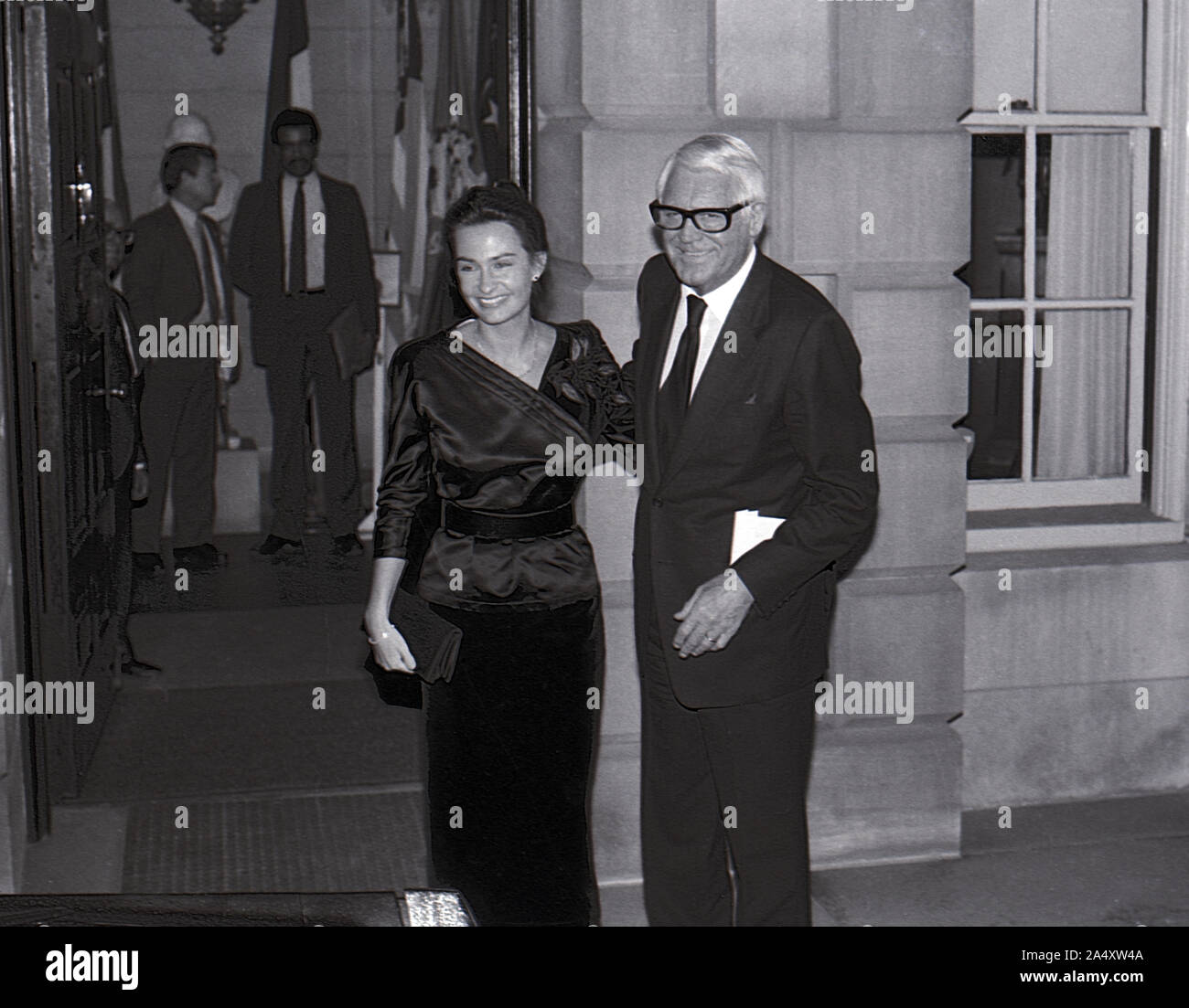 Washington DC, USA, 18. Februar 1984 Cary Grant und seine Frau Barbara Grant aus dem Prinzessin Grace Foundation Gala, gehostet wurde von Präsident Ronald Reagan Credit: Mark Reinstein/MediaPunch Stockfoto