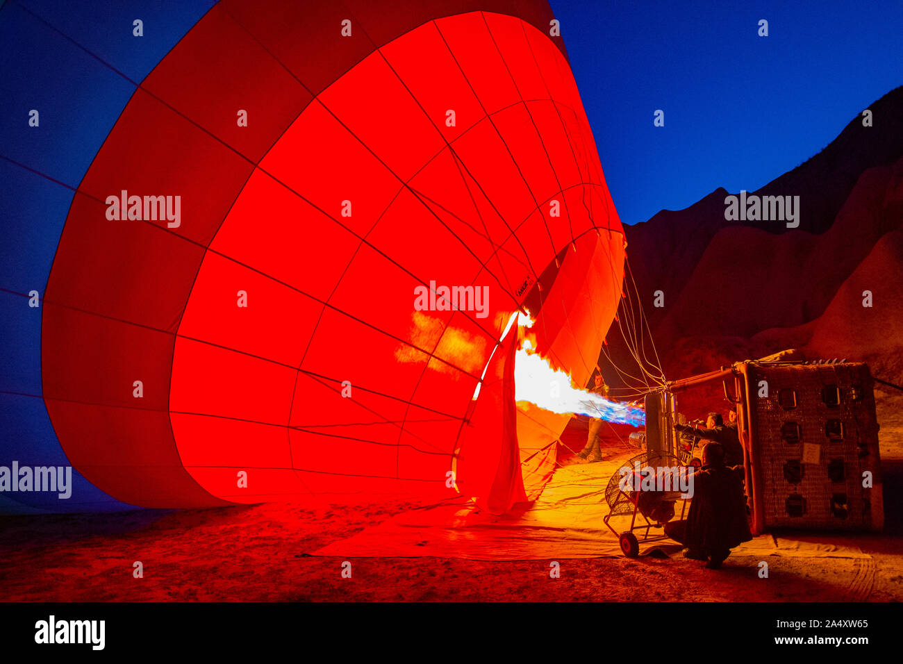 Hot Air Balloon, gefüllt vor dem Abheben, Göreme, Kappadokien, Türkei Stockfoto