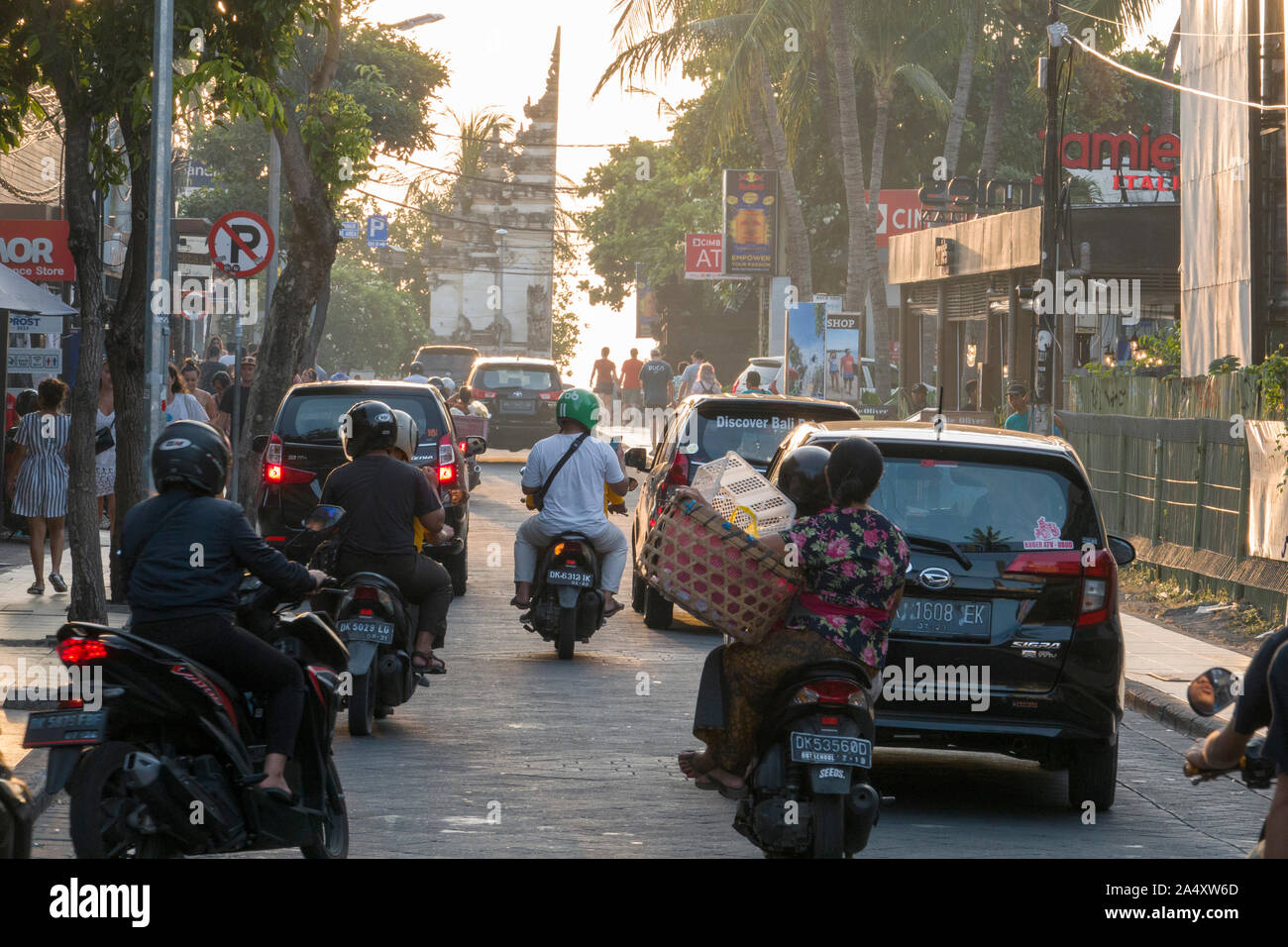 Verkehr auf Jalan Pantai Kuta, Kuta, Bali, Indonesien Stockfoto