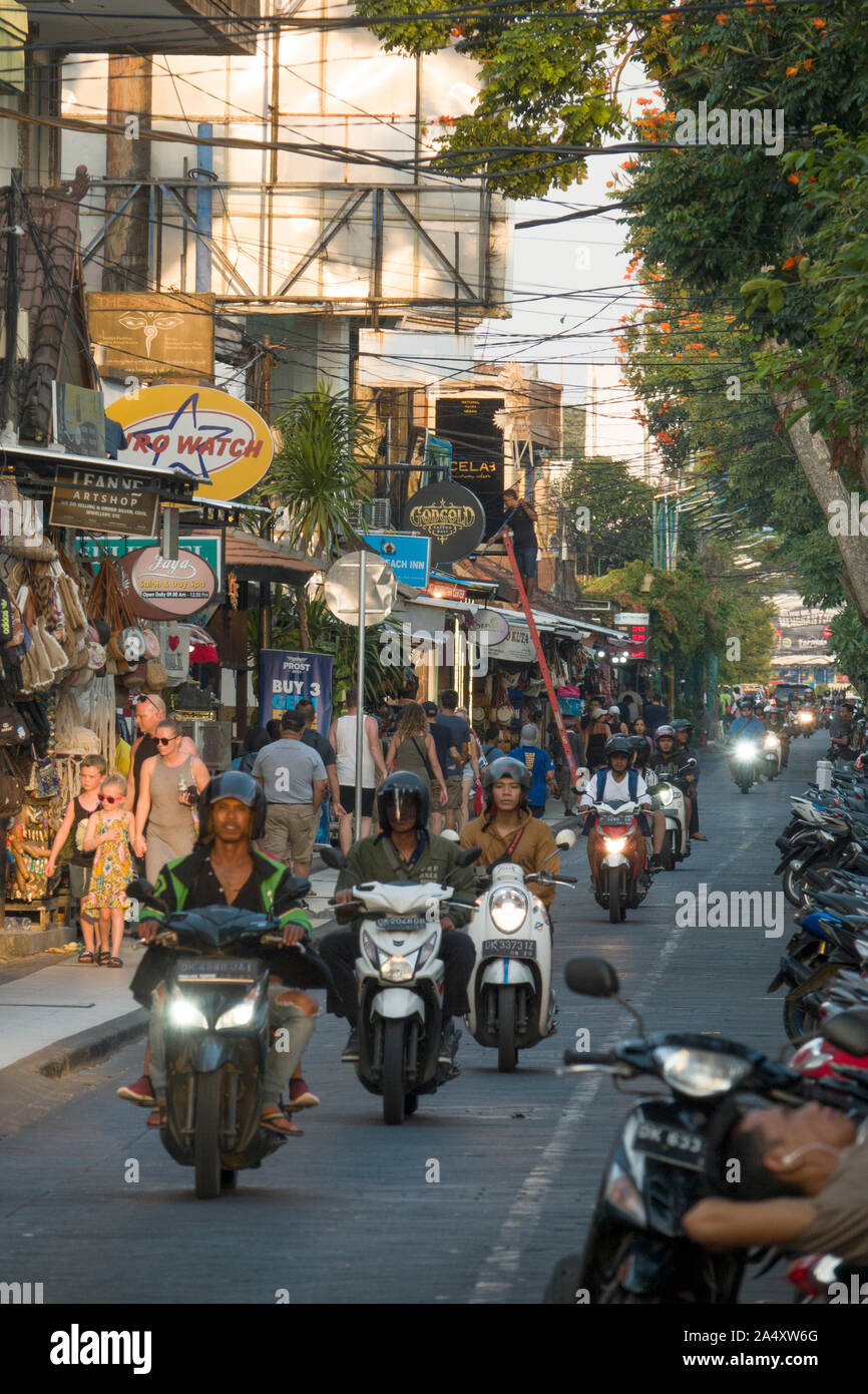 Verkehr auf Jalan Pantai Kuta, Kuta, Bali, Indonesien Stockfoto