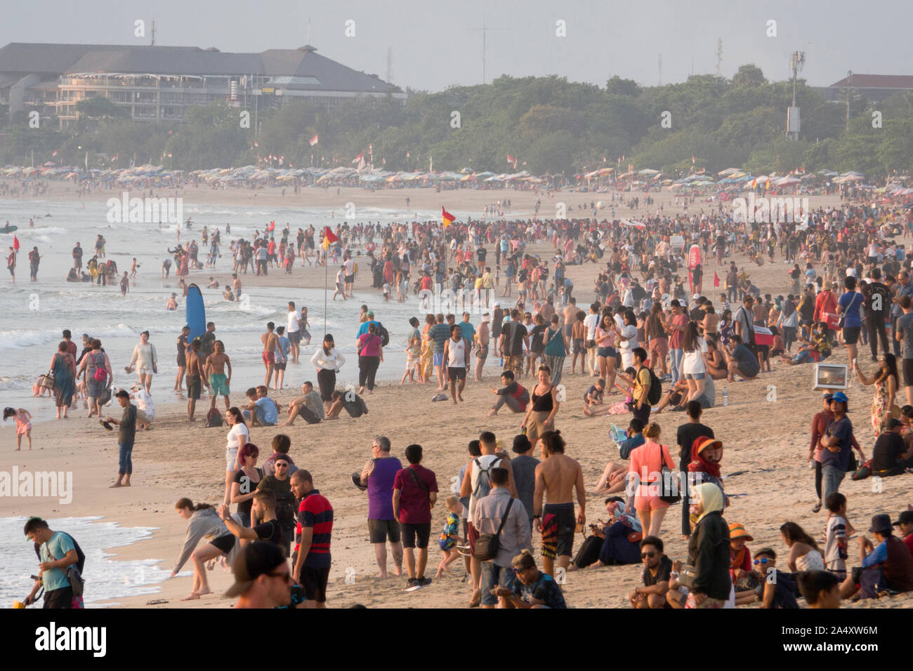 Große Menschenmassen auf Kuta Beach in Bali, Indonesien Stockfoto