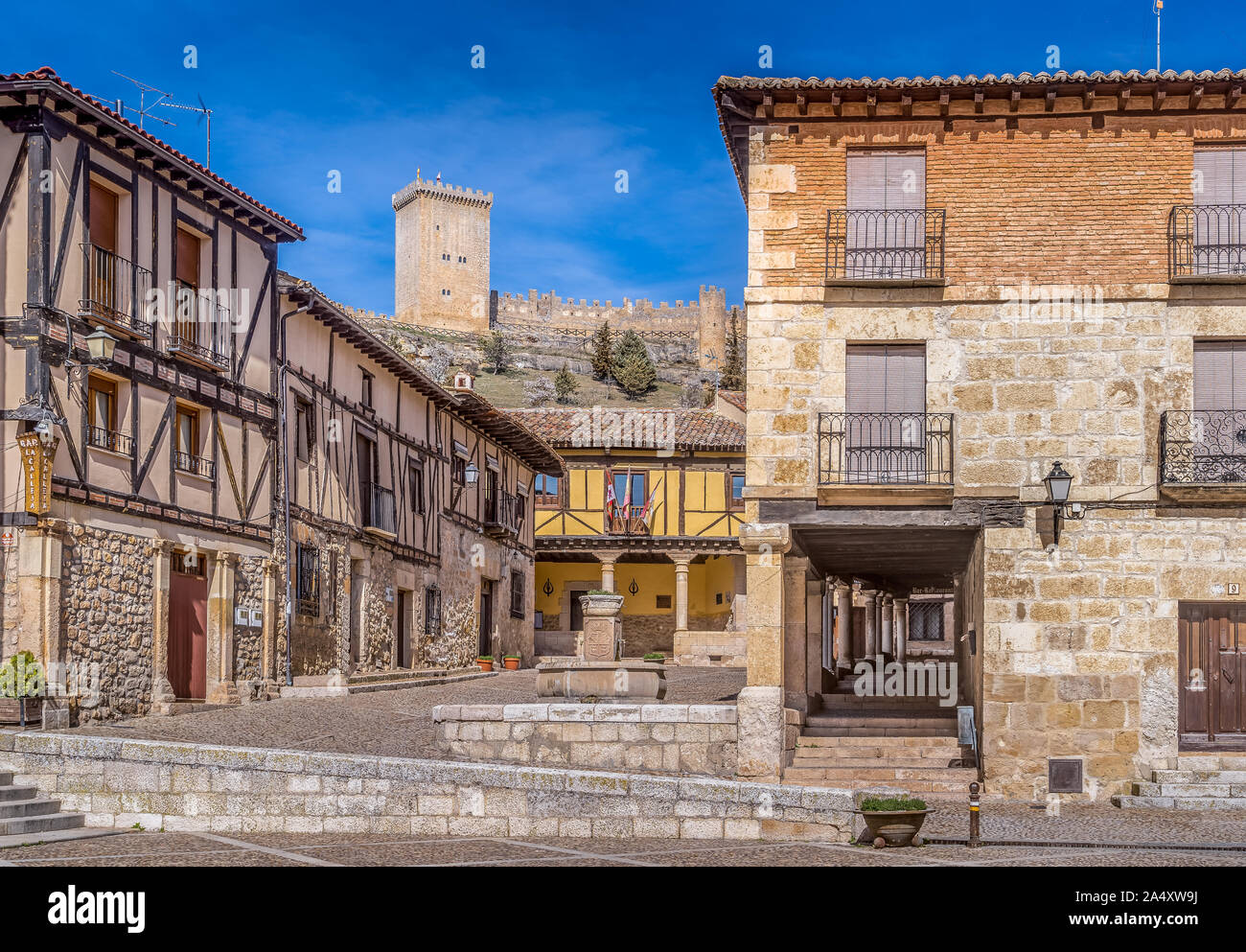 Penaranda de Duero Luftaufnahme der mittelalterlichen Burg, Bergfried, mittelalterlichen Stadtplatz und die befestigte Stadt in Kastilien La Mancha Spanien Stockfoto